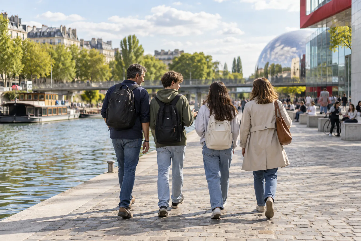 Famille avec adolescents marchant au bord d'un canal parisien