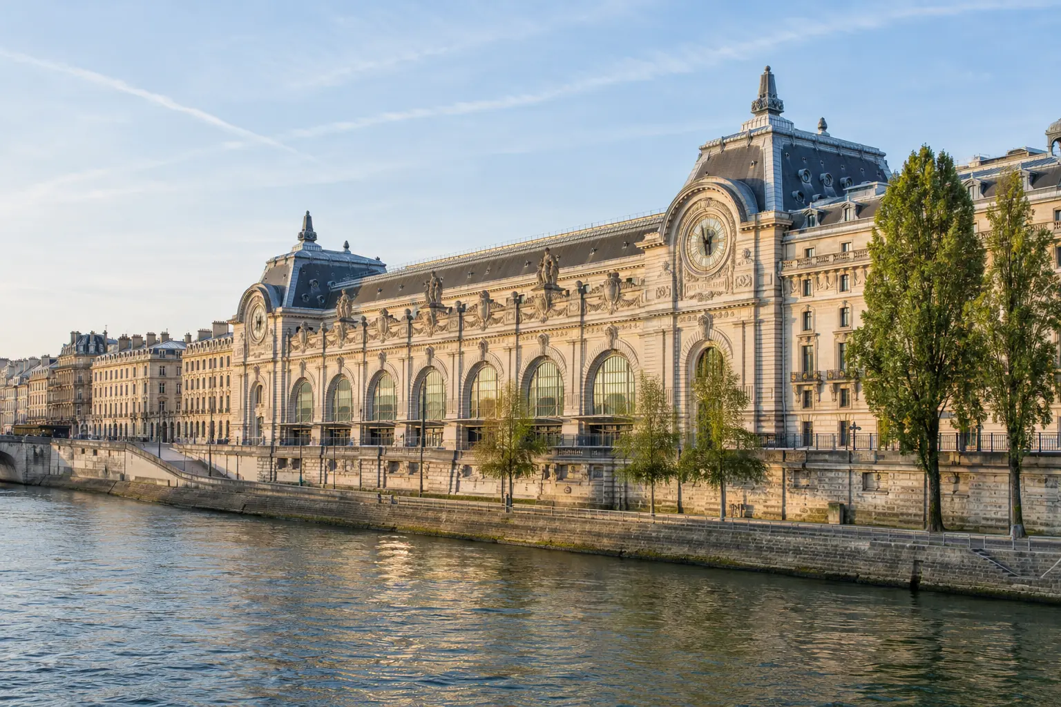 Façade de l’ancienne gare d’Orsay au bord de la Seine