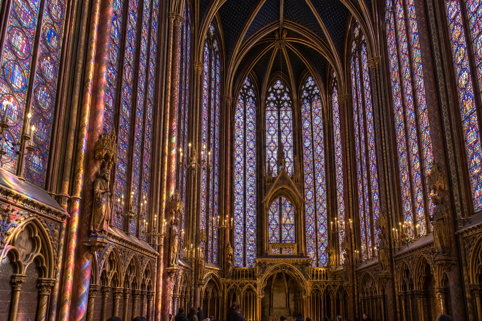 Vitraux colorés et voûtes gothiques évoquant la Sainte-Chapelle