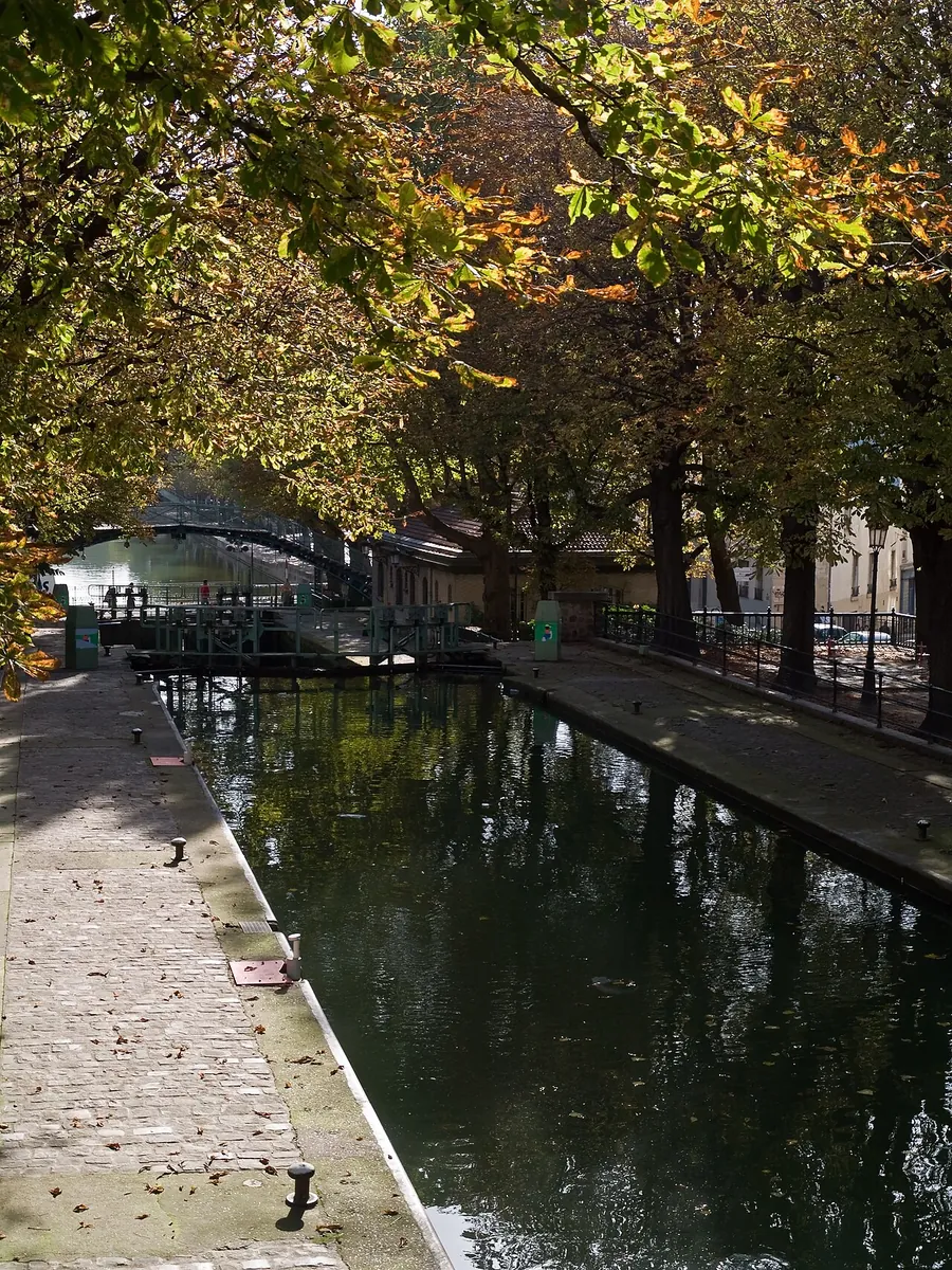 Canal Saint-Martin vu depuis la passerelle Bichat à Paris