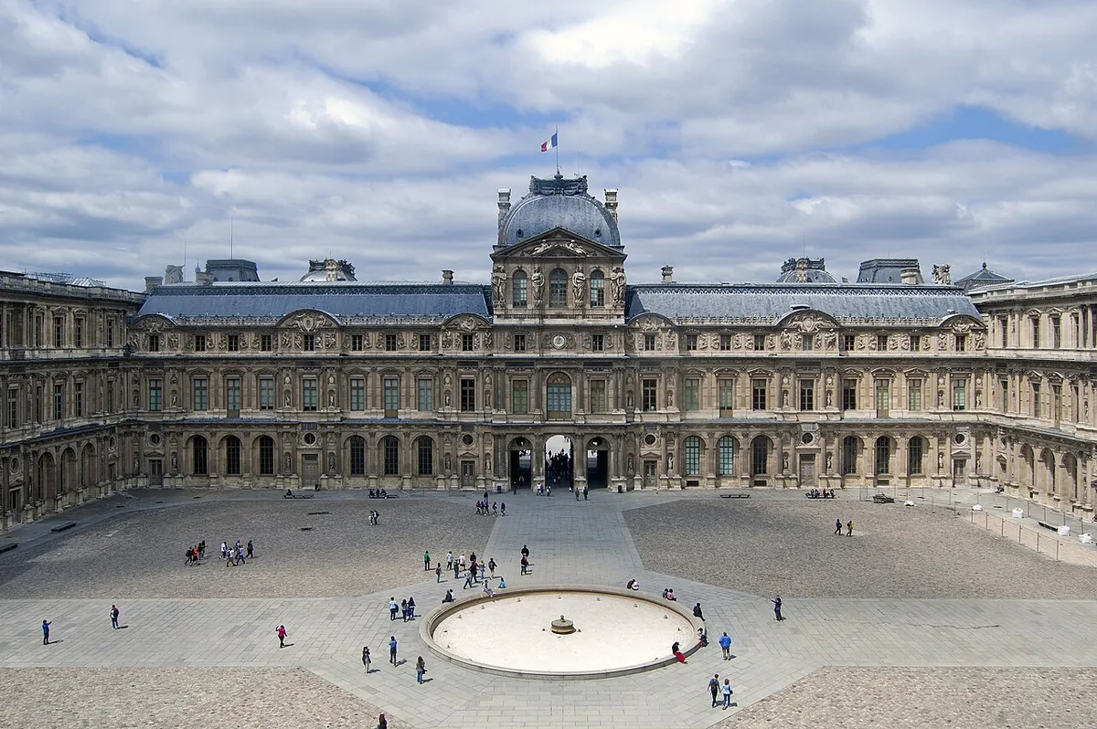 Façade de la cour Carrée du Louvre à Paris