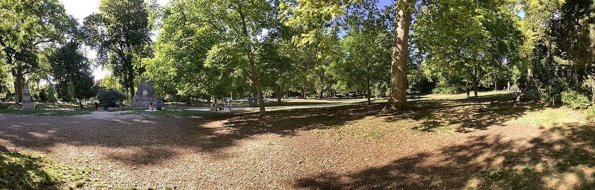 Panorama paysager du parc Monceau à Paris
