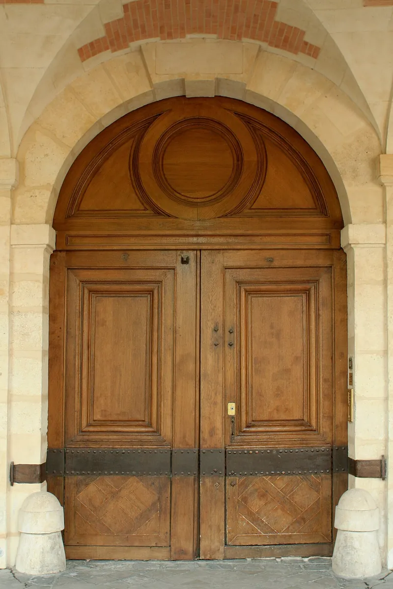 Porte du numéro 13 de la place des Vosges à Paris